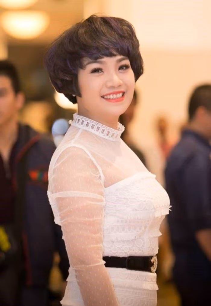  Ngọc Khuê - nữ ca sĩ sinh năm 1983 là cái tên không còn xa lại với khán giả Việt nhiều năm trước đây với những bài hát nổi tiếng như "Chuồn chuồn ớt"," Bà tôi", "Bên bờ ao nhà mình",... Giọng ca trong trẻo, thánh thót, mang đặc trưng của dòng nhạc dân gian đã tạo nên "thương hiệu" của một Ngọc Khuê lạ lẫm, mang đến nhiều ấn tượng sâu đậm trong lòng người yêu nhạc.