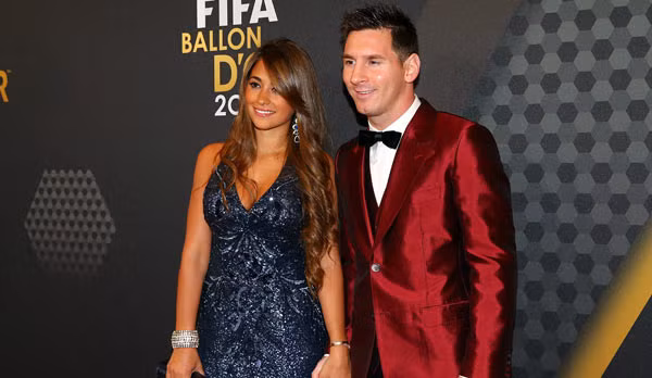 Antonella Roccuzzo Người hùng bóng đá người Argentina Lionel Messi có một câu chuyện tình 20 năm vô cùng lãng mạn với người vợ Antonella Roccuzzo. Cặp đôi quen biết nhau từ năm 1996, lúc đó Messi chỉ mới 9 tuổi. Anh đã cảm mến Antonella, em họ của Lucas - 1 cầu thủ học cùng lò đào tạo Newell’s Old Boys. 2 người sau đó phải sống xa cách 1 thời gian khi Messi sang Barcelona để luyện tập trong lò đào tạo.