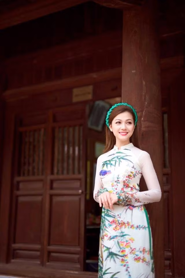 Cụ thể, khi được VTV mời tham gia bình luận, dự đoán kết quả trận đấu giữa Bồ Đào Nha và Morocco, người đẹp 30 tuổi đã có những phát ngôn khá “sốc” như: “Em tin Bồ Đào Nha sẽ vô địch World Cup năm nay. Trong lịch sử Bồ Đào Nha đã vô địch rồi”.