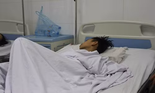 Cậu bé gầy rộc đi vì bệnh tật và nỗi đau tinh thần