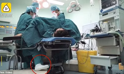 Hình ảnh ghi lại ca phẫu thuật ngày 5.4, bác sĩ Song mổ cho bệnh nhân trong tình trạng bàn chân phải được băng bó bằng thạch cao. (Ảnh: I.T)