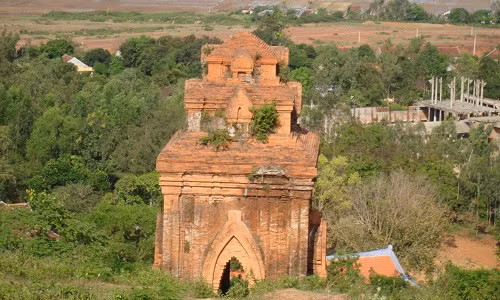 Tháp Bánh Ít.