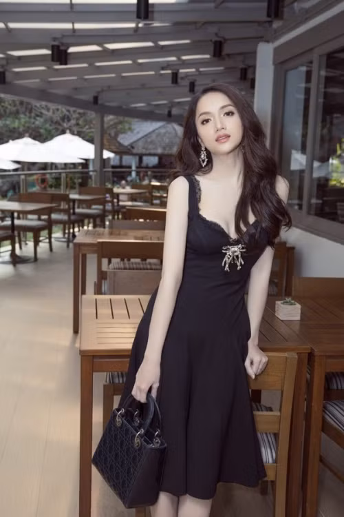 Trong buổi ra mắt các thí sinh của cuộc thi Hoa hậu chuyển giới quốc tế, Hương Giang đã ghi điểm khi ăn mặc sang, trang điểm đẹp. Hương Giang khéo léo chọn tông trang điểm nude vừa nhẹ nhàng lại tôn được đường nét đẹp tự nhiên của mình giữa dàn thí sinh quá rực rỡ son phấn.