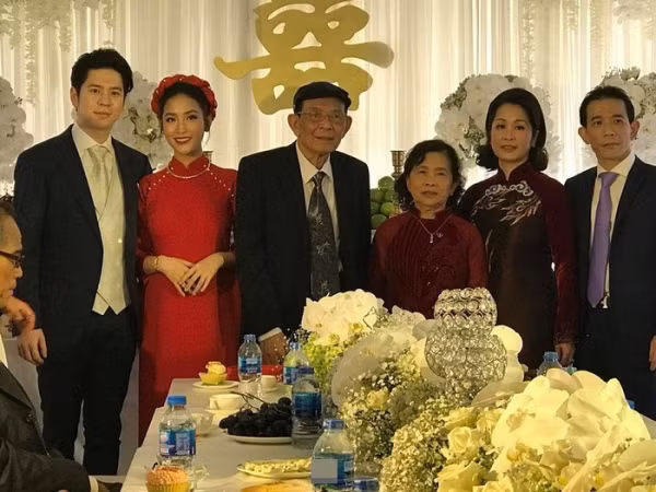 Sáng 26/2, loạt ảnh lễ ăn hỏi của Mai Hồ và chồng sắp cưới điển trai rò rỉ trên mạng xã hội. Từ sau khi chia tay Trấn Thành, Mai Hồ tỏ ra khá kín tiếng trong chuyện tình cảm. Chính vì vậy, những bức hình người đẹp diện áo dài sánh đôi bên vị hôn phu khiến người hâm mộ hết sức bất ngờ.