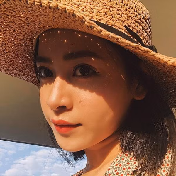 Trước đó, Chi Pu cũng khoe một tấm ảnh chụp cận cảnh gương mặt xinh lung linh với đôi mắt tròn to và đôi môi chúm chím. Cô nàng khéo léo chọn màu son đỏ gạch đang được rất nhiều cô gái ưa chuộng.