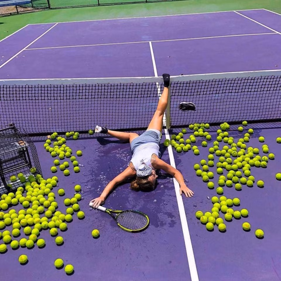 Ảnh bị ngã khi chơi tennis