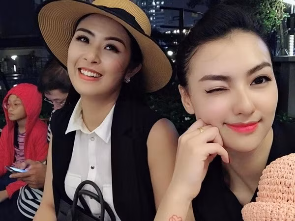 Trong showbiz, cô giữ mối quan hệ thân thiết với Hoa hậu Ngọc Hân.