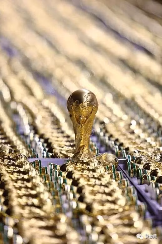 Cúp FIFA xuất hiện hàng loạt với đủ kích cỡ.