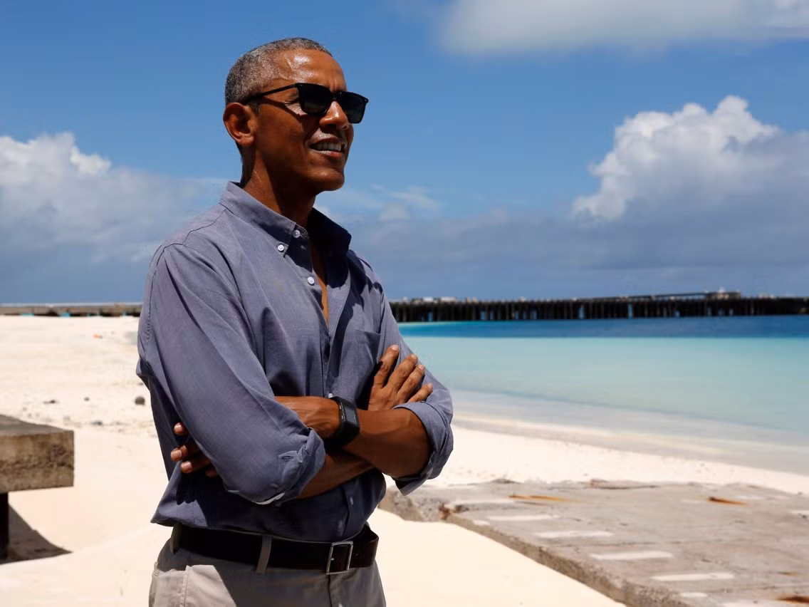 Sở hữu khối tài sản khủng, gia đình Obama cũng suy nghĩ về các khoản đầu tư lâu dài. Vào năm 2007, Obama đã mua bảo hiểm Bright Directions, mỗi gói trị giá từ 50.000 đến 100.000 USD, để chi trả giáo dục cho hai cô con gái là Malia và Sasha. Malia bắt đầu học tại Harvard mùa thu năm ngoái. Nhà Obama cũng tích cực đầu tư vào bất động sản. Họ cần một nơi sinh sống mới sau khi rời khỏi Nhà Trắng, vì vậy họ đã mua một căn biệt thự rộng hơn 760 mét vuông ở Washington, DC, với giá 8,1 triệu USD sau khi thuê nó trước đây.