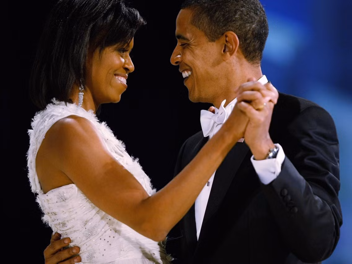 Từ năm 2005 (khi Barack Obama gia nhập Thượng viện Hoa Kỳ) đến năm 2016, gia đình Obama kiếm được 20,5 triệu USD từ tiền lương chính phủ, tiền bản quyền, thu nhập đầu tư và từ thu nhập của Michelle Obama từ công việc của mình tại Bệnh viện Đại học Chicago trước khi bà trở thành Đệ nhất phu nhân.