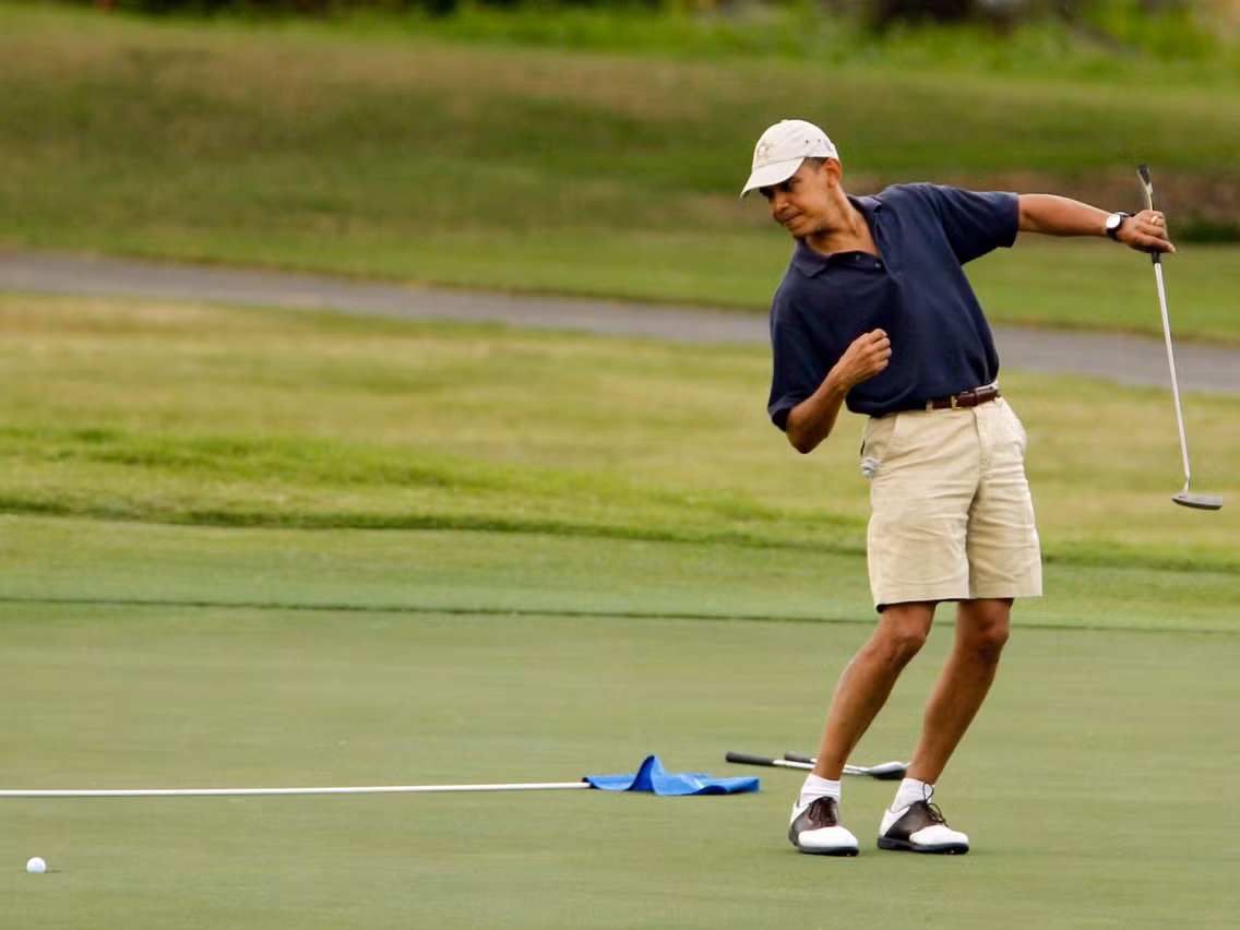 Obama cũng viếng thăm tiểu bang Hawaii và đảo Tetiaroa ở Polynesia thuộc Pháp, nơi ông nghỉ chân tại một khu nghỉ mát sang trọng tên là The Brando. Một đêm ở trong căn biệt thự có thể có giá từ 3.034 đến 4.318 USD.