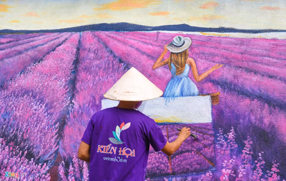 Cánh đồng hoa oải hương - Lavender, một trong những loại hoa rất nổi tiếng trên thế giới, đặc biệt là những cánh đồng hoa ở Pháp. Sắc hoa oải hương tím thể hiện tình yêu chung thủy được giới trẻ Việt Nam ưa thích được vẽ trên tường nhà dân nơi đây.
