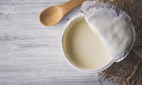 Đắp mặt nạ sữa chua không đường thường xuyên giúp làn da căng mịn và tươi trẻ - Ảnh: Internet