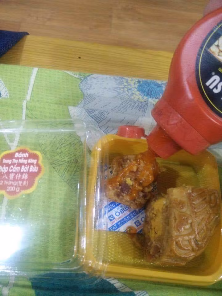 Khi nhà bạn còn miếng bánh trung thu nhưng bạn thấy “nhạt” và muốn chấm thêm cái gì đó.