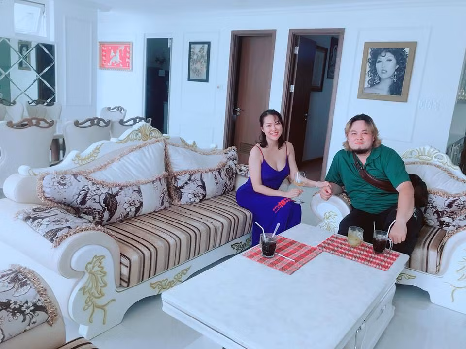 Căn nhà có phòng khách rộng, 3 phòng ngủ được thiết kế tone màu trắng làm chủ đạo - Ảnh: FBNV