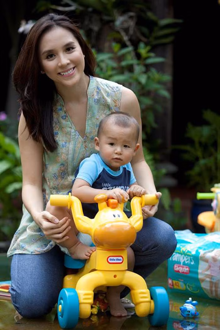 Kể từ ngày kết hôn, á hậu lui về hậu trường để dành thời gian cho gia đình. Hiện tại, cô có hai cậu con trai kháu khỉnh và đánh yêu. Ảnh: Internet