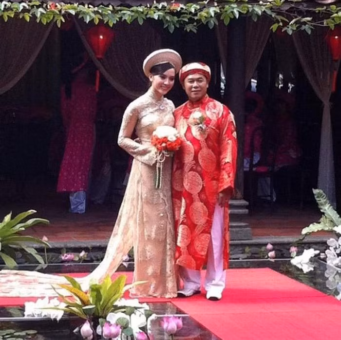 Á hậu Dương Trương Thiên Lý: Năm 2011, Á hậu Hoàn vũ Việt Nam Dương Trương Thiên Lý kết hôn cùng chồng đại gia Nguyễn Quốc Toàn, hơn cô 27 tuổi. Năm đó, Thiên Lý chỉ mới 22 tuổi. Hiện tại, cô là giám đốc quốc gia của Hoa hậu Hoàn vũ Việt Nam - cuộc thi từng được mẹ chồng là bà Tư Hường mang về Việt Nam. Ảnh: Internet