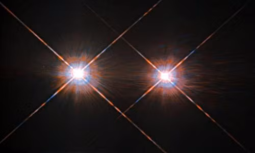 Centauri A và B là hai trong số ba ngôi sao thuộc hệ thống Alpha Centauri, hàng xóm gần nhất của Trái Đất. Ảnh: NASA. Centauri A và B là hai trong số ba ngôi sao thuộc hệ thống Alpha Centauri, hàng xóm gần nhất của Trái Đất. Ảnh: NASA.