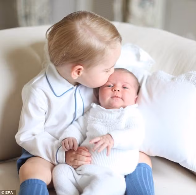 Hoảng tử George bế công chúa Charlotte. (Ảnh: EPA)