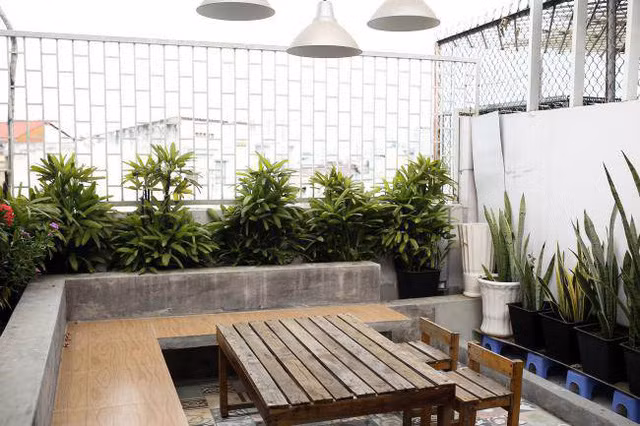 Đại Nhân còn thiết kế sân thượng thành một khoảng nhỏ giống quán cafe , lát gạch hoa tiết và trồng nhiều cây xanh. Nam ca sĩ cho biết, nơi đây vừa tạo cảm giác thoải mái, riêng tư, lại có thể mời bạn bè tới bày tiệc cuối tuần nếu muốn.