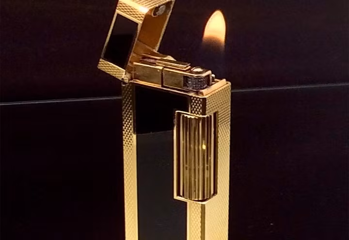Dunhill Gold Apex 13.000 USD (tương đương 299 triệu đồng) được làm từ 18 karat vàng. Đây là phiên bản giới hạn lấy cảm hứng từ Elvis Presley.