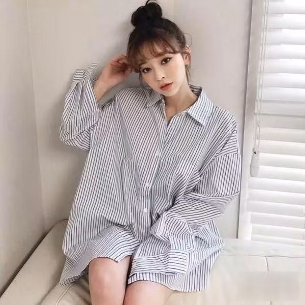 Áo sơ mi màu cổ điển Chiếc áo sơ mi đơn giản, màu cổ điển là item không thể thiếu trong tủ đồ của chị em trong mùa hè. Áo sơ mi cổ chữ V để lộ xương đòn gợi cảm. Kết hợp với quần tây giản dị hoặc quần dài là bạn đã có phong cách sành điệu rồi.