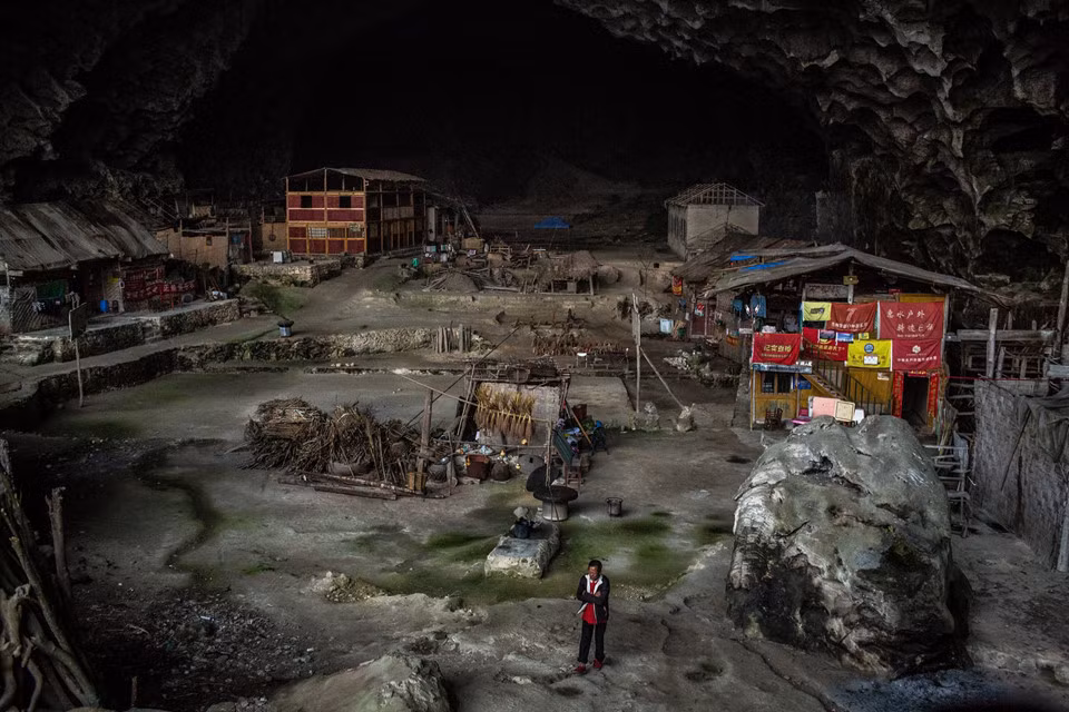Trung Động là ngôi làng của người Miêu nằm trong hang núi đá vôi cùng tên ở huyện tự trị Tử Vân thuộc địa cấp thị An Thuận của tỉnh Quý Châu, một trong những tỉnh nghèo nhất Trung Quốc. Ngôi làng kết nối với thế giới bên ngoài thông qua một con đường mòn xuyên núi, mất khoảng một giờ đi bộ, theo New York Times.