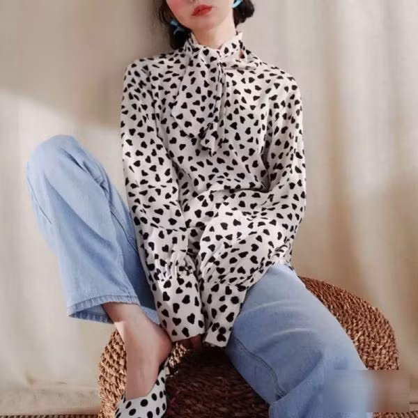 Áo sơ mi cổ tròn xếp ly Kiểu áo sơ mi nữ cổ tròn xếp ly mang đến cho bạn gái nét nữ tính, thanh lịch. Nó giúp cô nàng gầy gò thiếu sức sống trở nên xinh xắn, đầy đặn hơn.