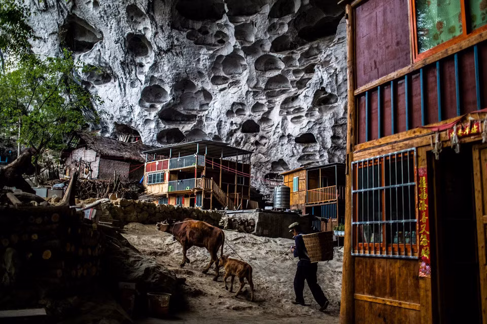 Người dân kiếm thêm thu nhập từ việc mở dịch vụ nghỉ ngơi (homestay) cho du khách. Chính quyền địa phương muốn người dân tái định cư ở một khu nhà ở gần đó hoàn thành cách đây 10 năm. Tuy nhiên, chỉ có 5 gia đình đồng ý di dời dù chính quyền cấp cho mỗi người 60.000 nhân dân tệ (9.500 USD) để bắt đầu cuộc sống mới.