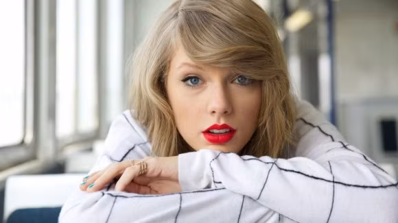 Theo thông tin có được, Taylor Swift đang rao bán căn nhà ở Beverly Hills với giá 2,95 triệu USD (hơn 67 tỷ đồng). Căn nhà của Taylor Swift rộng hơn 274m² với 4 phòng ngủ, 5 phòng tắm. Được thiết kế sang trọng, đầy đủ tiện nghi, tổ ấm đem lại cho người ở cảm giác thoải mái, thư giãn.