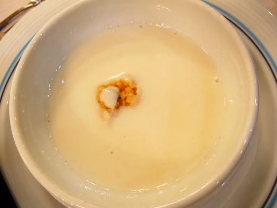 Cháo sữa Khi nhắc đến cháo và sữa dường như không ai nghĩ nó sẽ liên quan đến nhau nhưng đây lại là một đặc sản không kém phần nổi tiếng ở Hàn Quốc. Món cháo sữa tarakjuk được làm từ gạo nếp ninh nhừ, thêm sữa, muối và mật ong. Đây là món ăn xuất phát từ ẩm thực cung đình của Hàn Quốc. Du lịch Hàn Quốc nếu không ngại, bạn có thể thưởng thức món ăn này một lần.