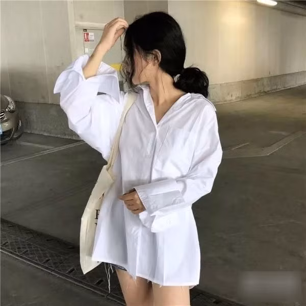Áo sơ mi boyfriend Áo sơ mi boyfriend là món đồ được nhiều chị em rinh về tủ đồ ngày hè. Bạn hãy kết hợp nó với quần jeans, váy xòe hay chân váy bút chì.
