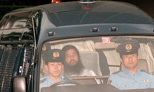 Người đứng đầu giáo phái Shoko Asahara được chuyển tới tòa án để tra hỏi hồi năm 1995. Ảnh: Jiji Press.