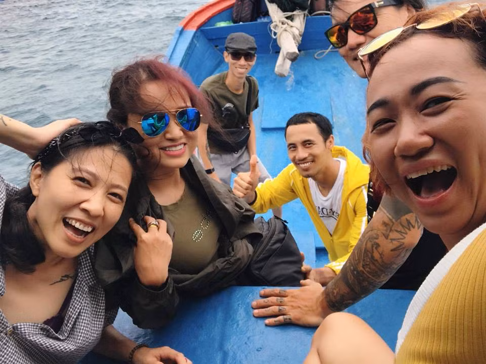 Pham Anh Khoa vui ve ben vo sau 4 thang hau scandal ga tinh-Hinh-2