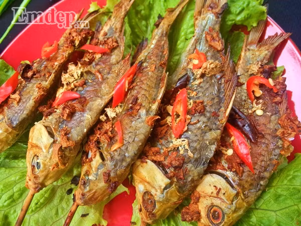 Bước 6: Bày cá ra đĩa chấm nước mắm chanh ăn nóng.
