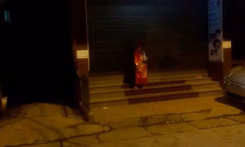Thanh nien cosplay ao quan truoc cua khien bao nguoi toat mo hoi