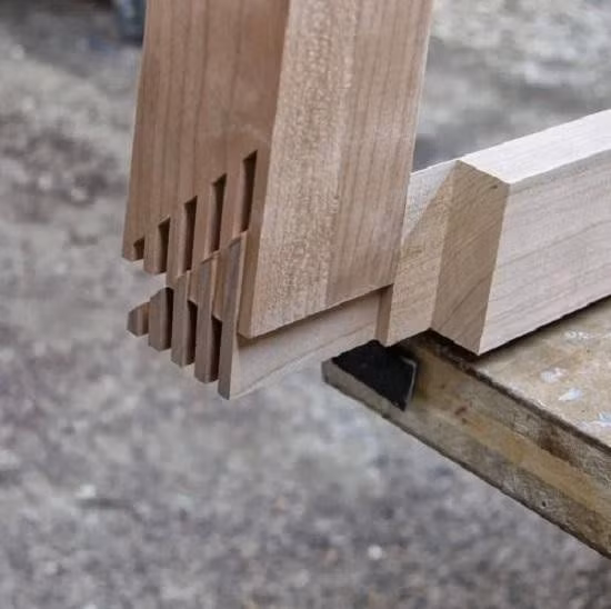 Những thợ mộc làm nhà gỗ với kỹ thuật độc đáo này đều là những người có tay nghề vô cùng tinh vi, làm việc chính xác đến từng chi tiết nhỏ.