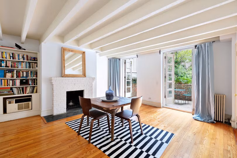 Một căn nhà phố theo phong cách đồng quê tại khu vực Greenwich Village, vùng hạ Manhattan, New York, Mỹ, được xây dựng vào năm 1827 với thiết kế thoáng đãng cùng nhiều không gian ngoài trời, đang được rao bán với giá 10,75 triệu USD.