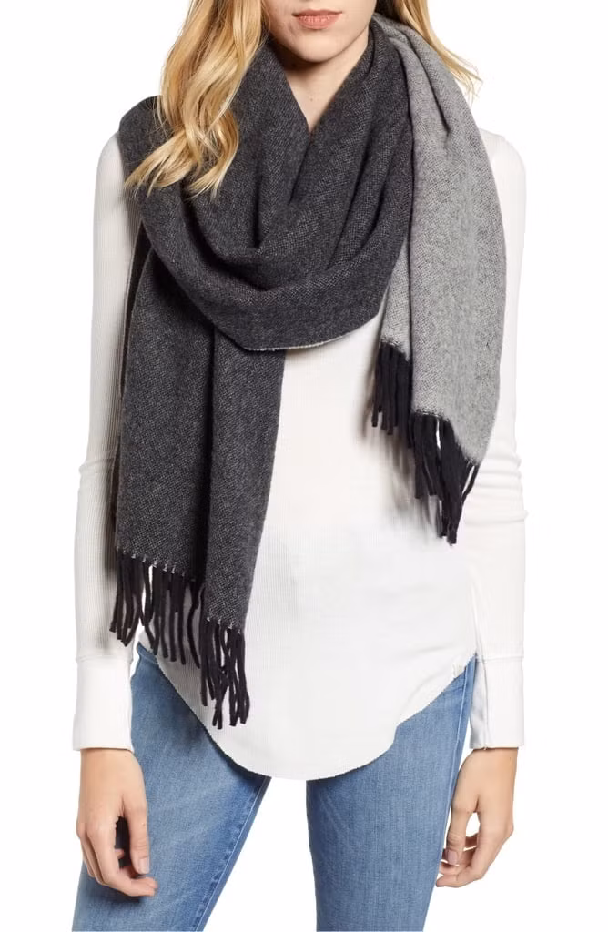 Khăn Bandana cổ điển Bandana là chiếc khăn quàng hình vuông. Chiếc khăn này được sử dụng để làm điểm nhấn bắt mắt trên toàn set đồ. Khăn Bandana vô cùng phù hợp với phong cách đường phố, bụi bặm. Bạn có thể diện một chiếc sơ mi khoác ngoài áo khoác da mix cùng giày thể thao.