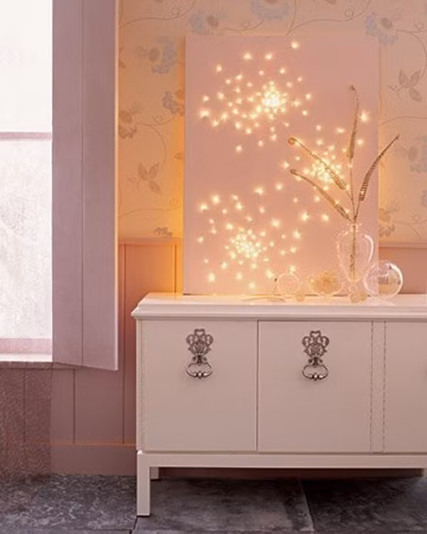 Một phần của bức tranh treo tường cạnh lối vào được gắn đèn Led phía sau. Những chi tiết nhỏ trên bức tranh sẽ đẹp lấp lánh, lung linh khi đêm về nhờ có sự "can thiệp" kịp thời của đèn Led.