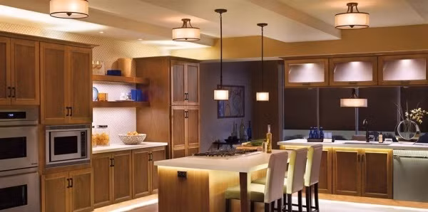 Căn bếp dường như sẽ chẳng có gì đặc biệt ngoài sự sắp xếp gọn gàng của hệ thống tủ bếp và các vật dụng cần thiết. Tuy nhiên, sự hiện diện của đèn Led có mặt ở những khoảng diện tích nhỏ trong không gian nấu nướng, như mảng tường sát trần gắn tủ bếp, hay khoảng tường cạnh kệ đựng đồ, phía dưới mặt đảo bếp... Đèn Led lắp đặt khéo léo giúp căn bếp đẹp ấn tượng và bắt mắt hơn.