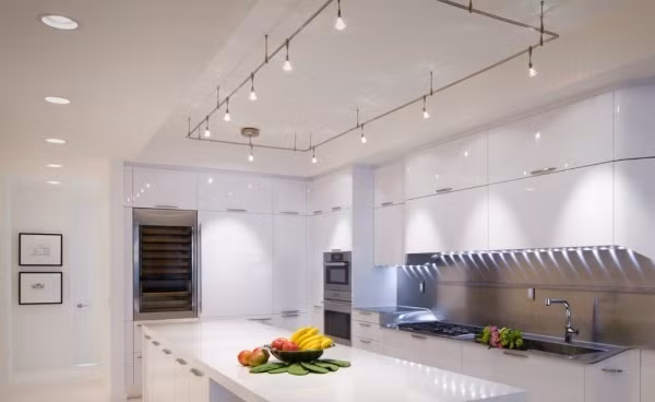 Tủ đựng đồ màu trắng giúp phòng bếp nhân đôi vẻ đẹp thanh thoát và hiện đại nhờ hệ thống đèn Led chiếu sáng đầy ấn tượng của phần trần hắt xuống cánh tủ.