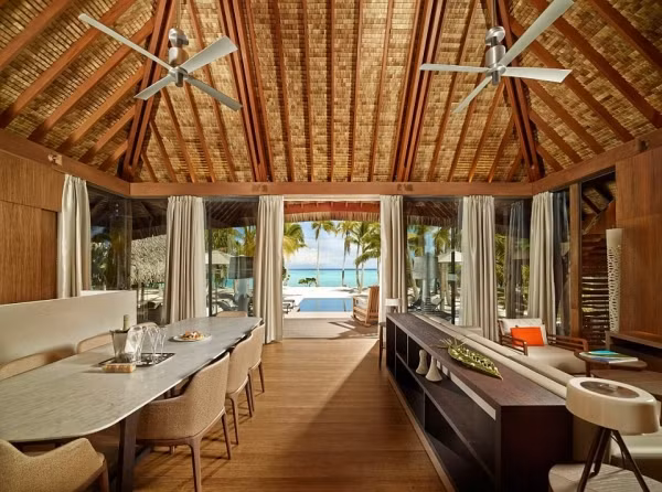 7. Khách sạn The Brando, đảo Tahini (Pháp) Mỗi biệt thự trong resort The Brando đều nằm trên những bãi biển cát trắng và có hồ bơi tạo cảm giác vô tận nhìn ra đại dương. Khách sạn là sản phẩm trí tuệ của diễn viên nổi tiếng Hollywood Marlon Brando, người say đắm trước quang cảnh tuyệt đẹp nơi đây khi ông quay bộ phim Mutiny On The Bounty vào những năm 60. Ngôi sao Hollywood cho biết, khách sạn là nơi thân thiện với môi trường. The Brando sử dụng điện cung cấp từ nhà máy dầu dừa và máy lạnh sử dụng nước biển. So với những khách sạn đắt đỏ trên thì giá cho một đêm tại khách sạn thiên nhiên này “dễ thở” hơn, khoảng 11.000 bảng Anh.