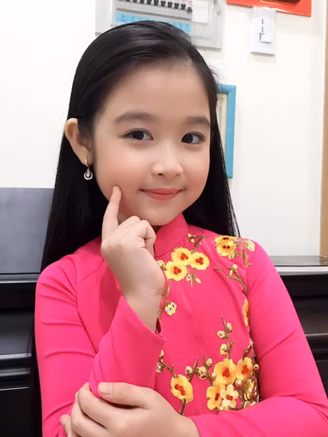 Vẻ đẹp trong sáng của "Hoa khôi nhí Tây Đô" khi diện áo dài.