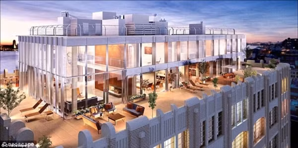 6. Khách sạn Four Seasons, New York (Mỹ) Nằm trên tầng thứ 52 của khách sạn Four Season, căn hộ cao cấp Ty Warner Penthouse Suite có diện tích 400m2 và là phòng khách sạn cao nhất tại New York. Được đặt tên theo tỷ phú Ty Warner, chủ sở hữu của tập đoàn Four Season Hotel Group, công ty Duplex đã mất 7 năm và 35 triệu bảng Anh để xây dựng căn hộ cao cấp Ty Warner Penthouse Suite. Căn hộ có ban công cho phép du khách có thể nhìn bao quát 360 độ quanh Manhattan. Đặc biệt, phòng tắm chính bao gồm một TV mặt kính, bồn cầu tỏa nhiệt và hai bồn rửa được làm bằng một khối tinh thể. TV được điều chỉnh để nhận được tất cả các đài truyền hình toàn cầu và tất cả các cuộc gọi quốc tế đều được miễn phí. Giá một đêm tại Ty Warner Penthouse Suite là 35.000 bảng Anh.