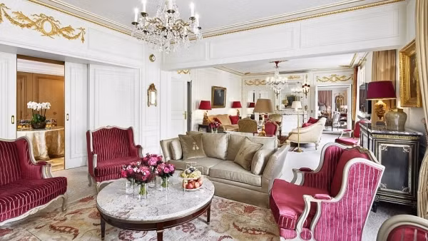 2. Khách sạn Plaza Athenee, Paris (Pháp) Đây là một sự lựa chọn tuyệt vời khi đặt chân đến thủ đô hoa lệ Paris. Khách sạn Plaza Athenee có view nhìn trực tiếp ra tháp Eiffel. Với diện tích gần 500m2, căn hộ Royal Suite thuộc khách sạn Plaza Athenee là phòng khách sạn lớn nhất tại Paris. Nó bao gồm 2 phòng tắm, 2 phòng khách, một văn phòng, một bếp và tất cả đều được trang trí bằng nội thất từ thời Louis XV và Louis XVI. Vấn đề an ninh được khách sạn đề cao nên các phòng đều có khóa vân tay. Các phòng tắm được được lát bằng đá cẩm thạch của Italy và trang bị đồ dùng vệ sinh cá nhân của Guerlain. Ngoài ra, khách sạn còn có phòng xông hơi và bể sục. Để không làm hỏng sự sang trọng cổ điển của Paris, TV màn hình phẳng được thiết kế ẩn bên trong gương. Để được ngắm nhìn Paris tráng lệ từ khách sạn Plaza Athenee, bạn cần phải trả 17.860 bảng Anh mỗi đêm.