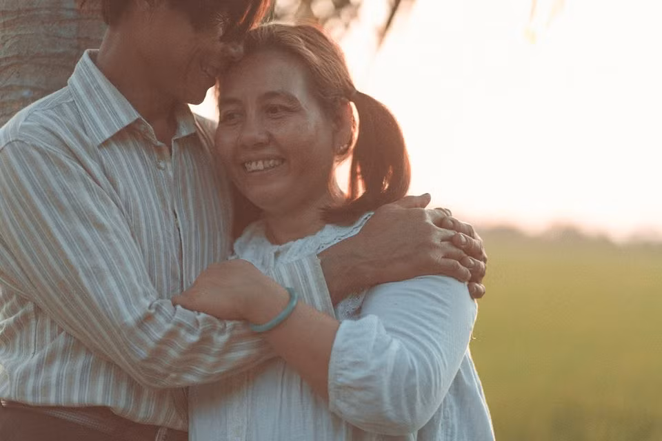 Được biết bố mẹ anh Thanh Bình về chung một nhà đã 25 năm. Trong thời gian chung sống, ông bà luôn dành cho nhau những quan tâm ân cần.