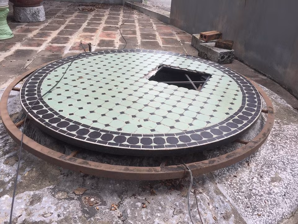 Miệng giếng có 3 tầng đá xanh với những khối đá tròn xếp lên nhau.