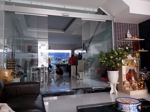 Căn bếp của gia đình Trấn Thành - Hari Won cũng có cùng tông với phòng khách và khá rộng. Trong khi đó, trái ngược với không gian phòng khách, phòng ngủ của vợ chồng nam MC nổi tiếng lại có tông màu trầm với chiếc giường trắng rất lớn.