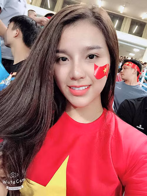 Ngam ban gai xinh dep, tai gioi cua trung ve Bui Tien Dung